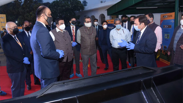 പരിസ്ഥിതിയോട് ചങ്ങാത്തം കൂടി JCB ഇനി സിഎൻജി കരുത്തിൽ