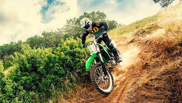 KLX250 മോഡലിന്റെ പിൻഗാമിയായി KLX300 ഡ്യുവൽ-സ്പോർട്ട് വിപണിയിൽ
