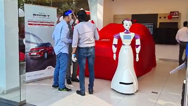 സോനെറ്റിന്റെ ഡെലിവറി ഏറ്റുവാങ്ങാൻ ഒരു റോബോട്ട്; മറ്റെങ്ങുമല്ല നമ്മുടെ കേരളത്തിൽ തന്നെ