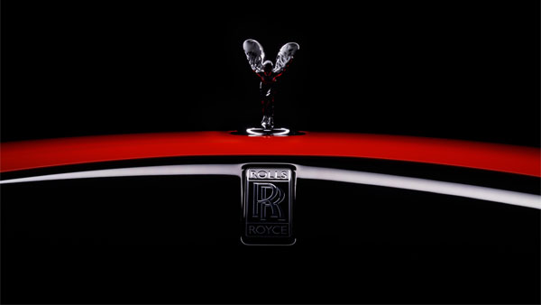 ബ്ലാക്ക് ബാഡ്ജ് മോഡലുകൾക്ക് നിയോൺ നിറങ്ങൾ അവതരിപ്പിച്ച് റോൾസ് റോയ്‌സ്