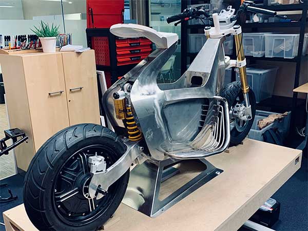 ഒറിഗാമി സ്റ്റൈൽ ഷീറ്റ് മെറ്റൽ ഇവി സ്കൂട്ടറുമായി സ്റ്റിൽ‌റൈഡ്