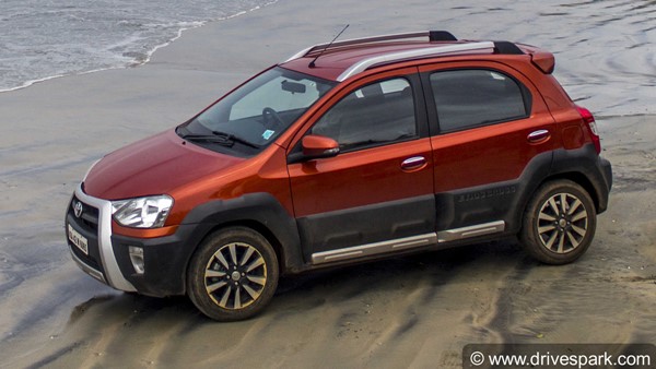 പലപ്പോഴും മാറിപോകാറില്ലേ? പെട്രോള്‍ ടാങ്ക് ഏത് വശത്താണെന്ന് മീറ്റർ തന്നെ പറഞ്ഞു തരും