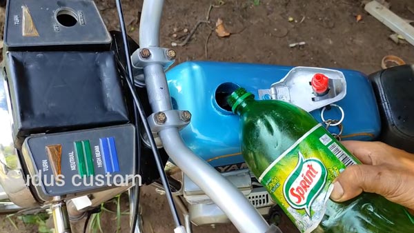 മലയാളിയുടെ കരവിരുതിലൊരുങ്ങിയ മിനിയേച്ചർ യമഹ RX 100