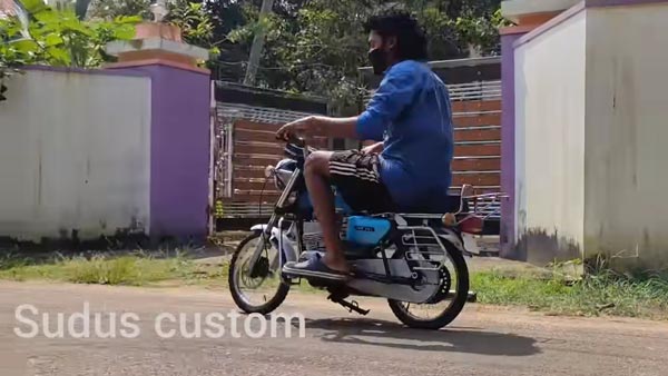 മലയാളിയുടെ കരവിരുതിലൊരുങ്ങിയ മിനിയേച്ചർ യമഹ RX 100