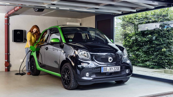 നിരത്തുകളില്‍ പുതുകാഴ്ചയായി സ്മാര്‍ട്ട് ഫോര്‍ഫോര്‍ ഇലക്ട്രിക് കാര്‍