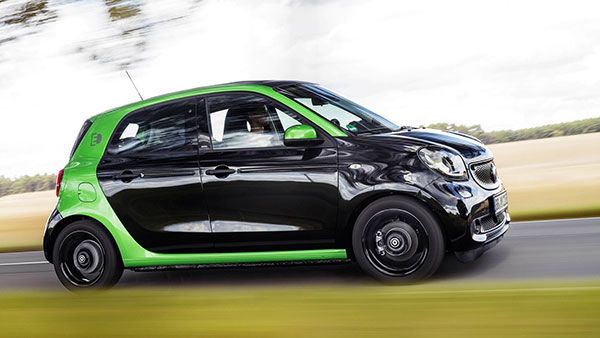 നിരത്തുകളില്‍ പുതുകാഴ്ചയായി സ്മാര്‍ട്ട് ഫോര്‍ഫോര്‍ ഇലക്ട്രിക് കാര്‍