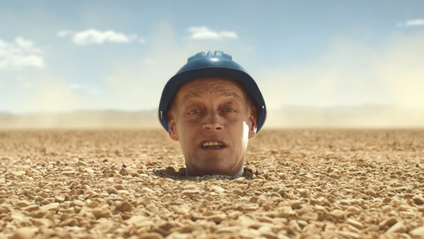 വോൾവോ FMX സീരീസ് ട്രക്കുകളുടെ 300 മില്ലീമീറ്റർ ഗ്രൗണ്ട് ക്ലിയറൻസ്; കൗതുകമുണർത്തുന്ന പരസ്യ വീഡിയോ