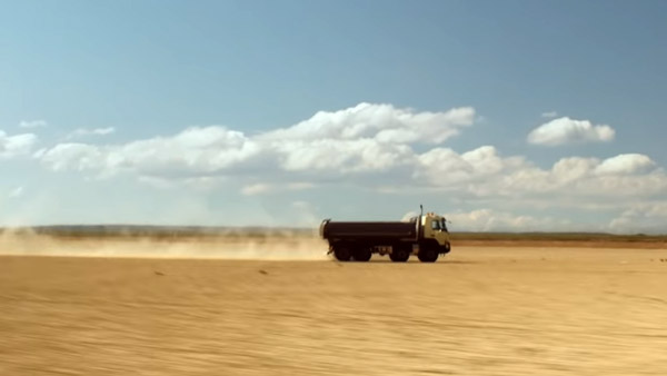 വോൾവോ FMX സീരീസ് ട്രക്കുകളുടെ 300 മില്ലീമീറ്റർ ഗ്രൗണ്ട് ക്ലിയറൻസ്; കൗതുകമുണർത്തുന്ന പരസ്യ വീഡിയോ