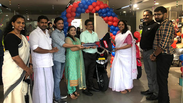 ഇനി നിരത്തുകളിലേക്ക്; SXR 160 മാക്‌സി സ്‌കൂട്ടറിന്റെ ഡെലിവറി ആരംഭിച്ച് അപ്രീലിയ