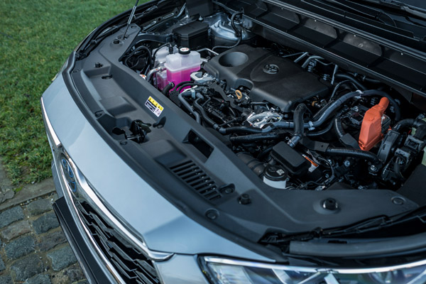 ഹൈലാൻഡർ എസ്‌യുവിയുടെ ഹൈബ്രിഡ് പതിപ്പ് അവതരിപ്പിച്ച് ടൊയോട്ട