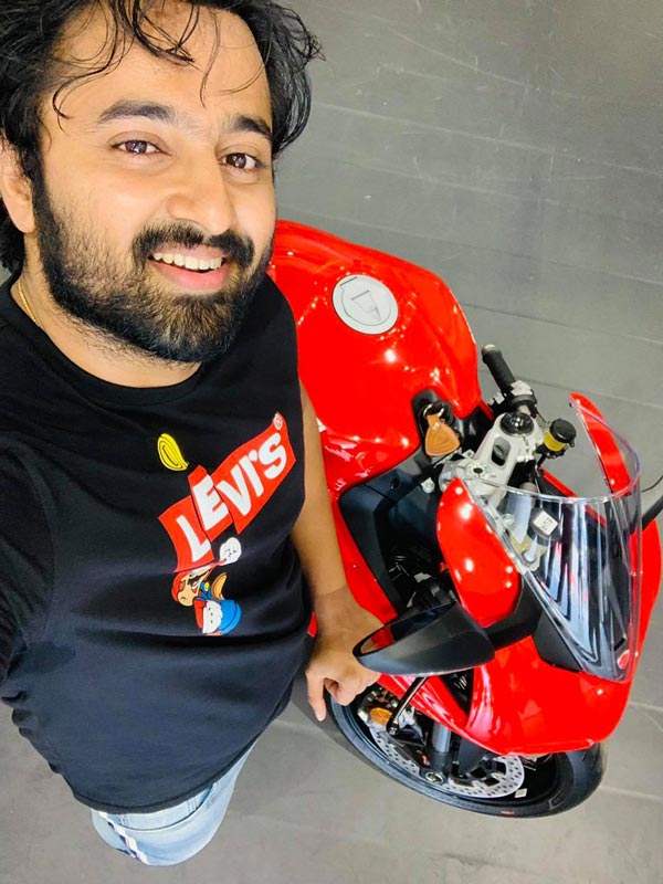 ബൈക്ക് റൈഡുകള്‍ ആസ്വദിക്കുന്നു; ഡ്യുക്കാട്ടി പാനിഗാലെ V2 സ്വന്തമാക്കി ഉണ്ണി മുകുന്ദന്‍