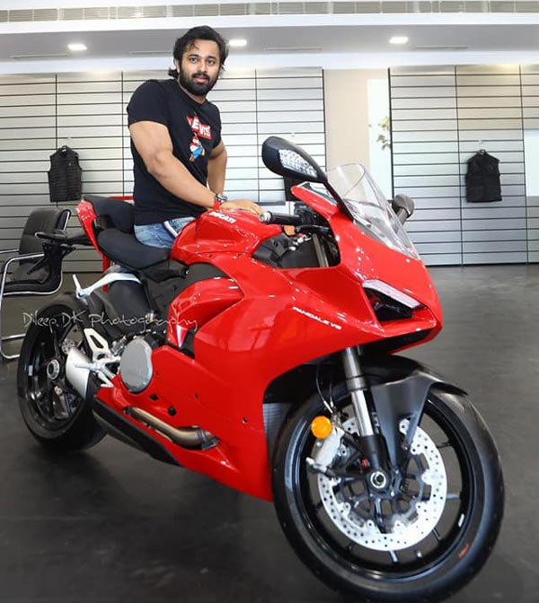 ബൈക്ക് റൈഡുകള്‍ ആസ്വദിക്കുന്നു; ഡ്യുക്കാട്ടി പാനിഗാലെ V2 സ്വന്തമാക്കി ഉണ്ണി മുകുന്ദന്‍