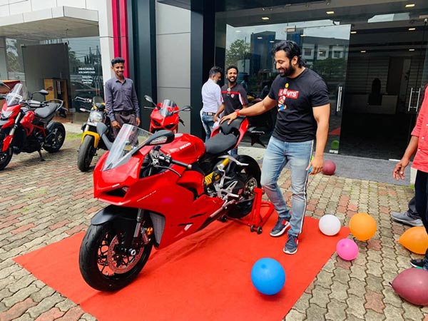 ബൈക്ക് റൈഡുകള്‍ ആസ്വദിക്കുന്നു; ഡ്യുക്കാട്ടി പാനിഗാലെ V2 സ്വന്തമാക്കി ഉണ്ണി മുകുന്ദന്‍