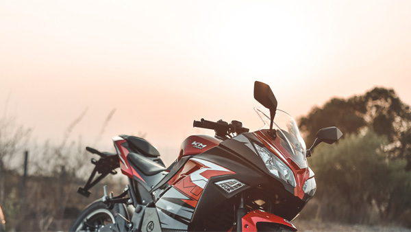 KM 3000, KM 4000 ഹൈ-സ്പീഡ് ഇലക്ട്രിക് മോട്ടോർസൈക്കിളുകൾ പുറത്തിറക്കി കബീറ