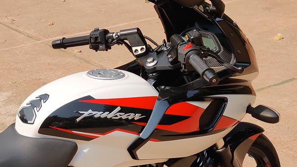 മൂണ്‍ വൈറ്റ്, മാറ്റ് ബ്ലാക്ക് കളര്‍ ഓപ്ഷനുകളില്‍ തിളങ്ങി 2021 ബജാജ് പള്‍സര്‍ 220F