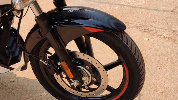 മൂണ്‍ വൈറ്റ്, മാറ്റ് ബ്ലാക്ക് കളര്‍ ഓപ്ഷനുകളില്‍ തിളങ്ങി 2021 ബജാജ് പള്‍സര്‍ 220F