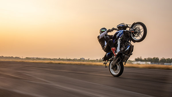 ഏറ്റവും വേഗതയേറിയ ക്വാർട്ടർ മൈൽ വീലി റെക്കോർഡ് കരസ്ഥമാക്കി ബജാജ് പൾസർ NS 200