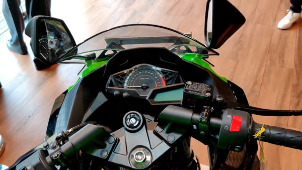 ബിഎസ് VI നിഞ്ച് 300 ഡീലര്‍ഷിപ്പുകളില്‍ എത്തിച്ച് കവസാക്കി; വീഡിയോ