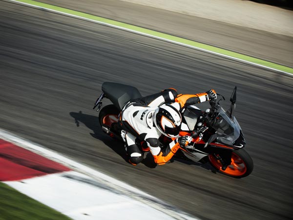 അരങ്ങേറ്റത്തിന് മുമ്പ് ക്യാമറകണ്ണിൽ കുടുങ്ങി 2021 കെടിഎം RC 390