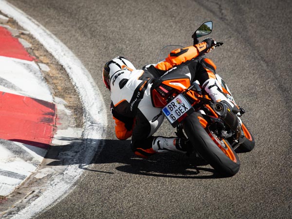 അരങ്ങേറ്റത്തിന് മുമ്പ് ക്യാമറകണ്ണിൽ കുടുങ്ങി 2021 കെടിഎം RC 390