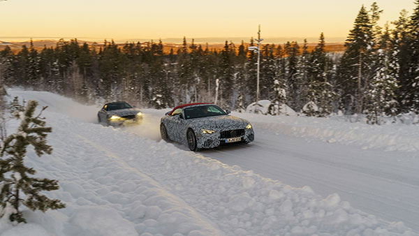 പുതുതലമുറ 300 SL സ്പോർട്സ് കാറിന്റെ ടീസർ വെളിപ്പെടുത്തി മെർസിഡീസ്