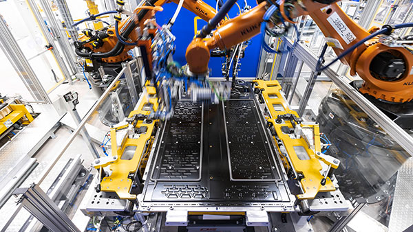 700 കിലോമീറ്ററിലധികം ശ്രേണി വാഗ്ദാനം ചെയ്യുന്ന ബാറ്ററി പായ്ക്കുകളുടെ നിർമ്മാണം ആരംഭിച്ച് മെർസിഡീസ്