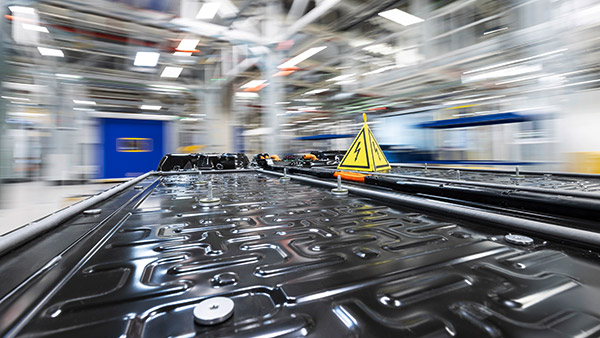 700 കിലോമീറ്ററിലധികം ശ്രേണി വാഗ്ദാനം ചെയ്യുന്ന ബാറ്ററി പായ്ക്കുകളുടെ നിർമ്മാണം ആരംഭിച്ച് മെർസിഡീസ്