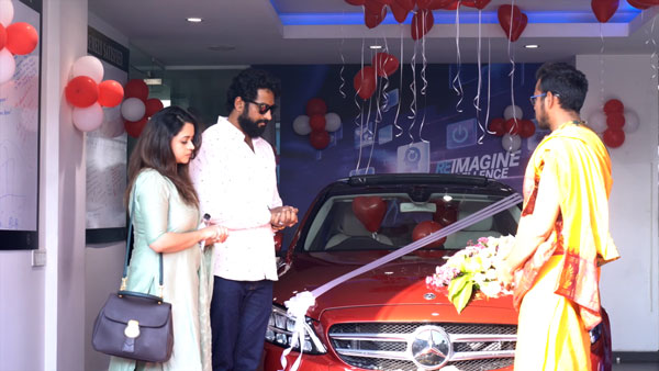 മെര്‍സിഡീസ് ബെന്‍സിന്റെ വലിയ ആരാധിക; C-ക്ലാസ് സ്വന്തമാക്കി നടി ഭാവന