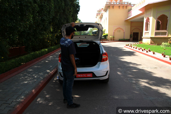 കാറിനുള്ളിൽ ബൂട്ട് റിലീസ് ബട്ടൺ എങ്ങനെ എളുപ്പത്തിൽ കണ്ടെത്താം?