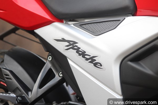 എൻട്രി ലെവൽ പെർഫോമൻസ് മോട്ടോർസൈക്കിൾ ശ്രേണിയിലെ താരം, 2021 അപ്പാച്ചെ RTR 160 4V മോഡലിന്റെ റിവ്യൂ വിശേഷങ്ങൾ