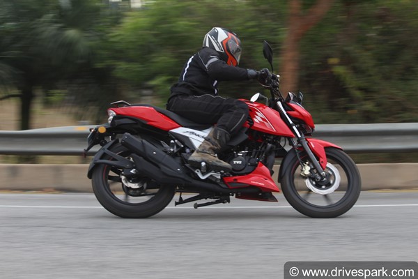 എൻട്രി ലെവൽ പെർഫോമൻസ് മോട്ടോർസൈക്കിൾ ശ്രേണിയിലെ താരം, 2021 അപ്പാച്ചെ RTR 160 4V മോഡലിന്റെ റിവ്യൂ വിശേഷങ്ങൾ