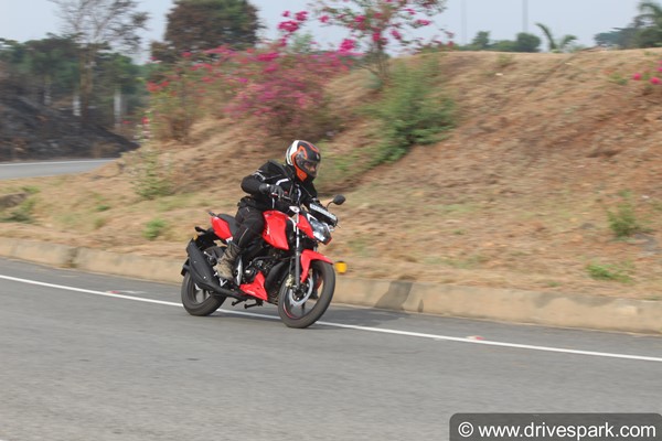 എൻട്രി ലെവൽ പെർഫോമൻസ് മോട്ടോർസൈക്കിൾ ശ്രേണിയിലെ താരം, 2021 അപ്പാച്ചെ RTR 160 4V മോഡലിന്റെ റിവ്യൂ വിശേഷങ്ങൾ