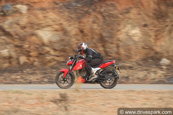 എൻട്രി ലെവൽ പെർഫോമൻസ് മോട്ടോർസൈക്കിൾ ശ്രേണിയിലെ താരം, 2021 അപ്പാച്ചെ RTR 160 4V മോഡലിന്റെ റിവ്യൂ വിശേഷങ്ങൾ