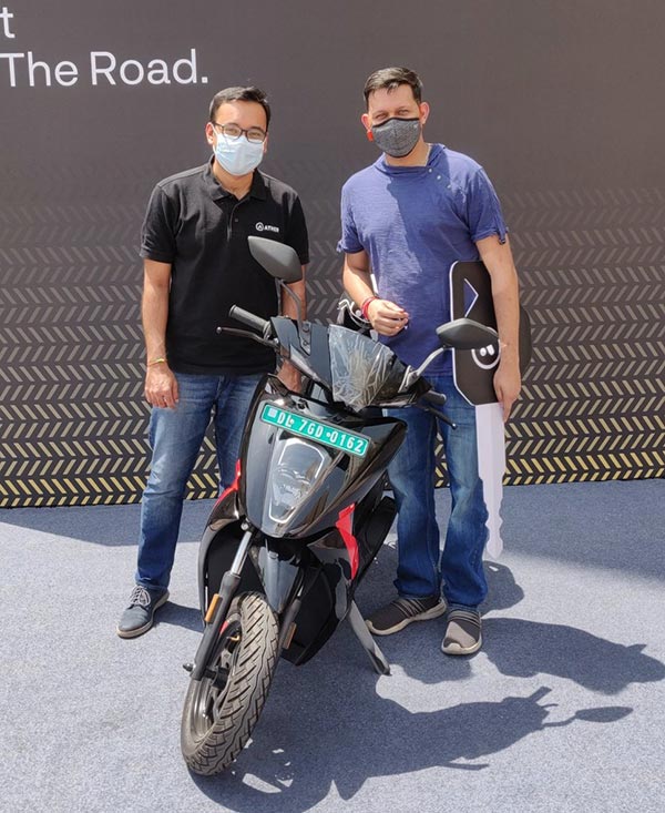 ഏഥര്‍ 450X, 450 പ്ലസ് ഇലക്ട്രിക് സ്‌കൂട്ടറിന്റെ ഉപഭോക്തൃ ഡെലിവറികള്‍ ഡല്‍ഹിയില്‍ ആരംഭിച്ചു