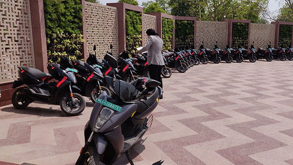 ഏഥര്‍ 450X, 450 പ്ലസ് ഇലക്ട്രിക് സ്‌കൂട്ടറിന്റെ ഉപഭോക്തൃ ഡെലിവറികള്‍ ഡല്‍ഹിയില്‍ ആരംഭിച്ചു