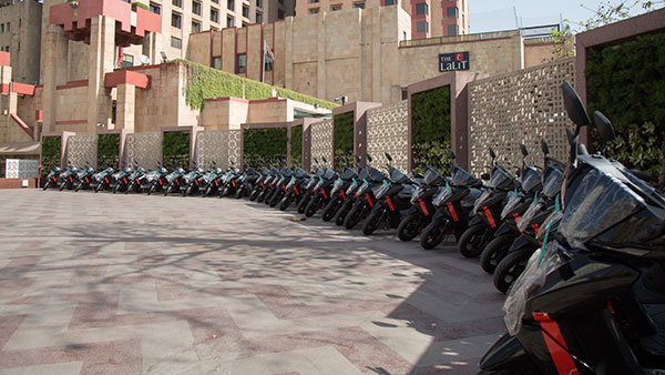 ഏഥര്‍ 450X, 450 പ്ലസ് ഇലക്ട്രിക് സ്‌കൂട്ടറിന്റെ ഉപഭോക്തൃ ഡെലിവറികള്‍ ഡല്‍ഹിയില്‍ ആരംഭിച്ചു