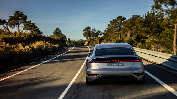 A6 ഇ-ട്രോണ്‍ കണ്‍സെപ്റ്റ് പതിപ്പിനെ പ്രദര്‍ശിപ്പിച്ച് ഔഡി