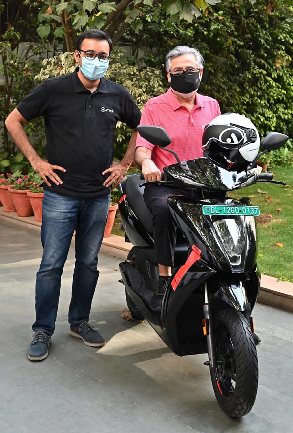 ഏഥര്‍ 450X, 450 പ്ലസ് ഇലക്ട്രിക് സ്‌കൂട്ടറിന്റെ ഉപഭോക്തൃ ഡെലിവറികള്‍ ഡല്‍ഹിയില്‍ ആരംഭിച്ചു