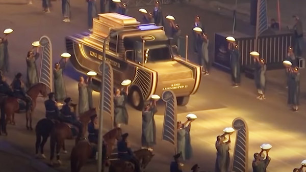പ്രത്യേകം ക്രമീകരിച്ച ആധുനിക ട്രക്കുകളിൽ ഫറവോകളുടെ രാജകീയ യാത്ര 