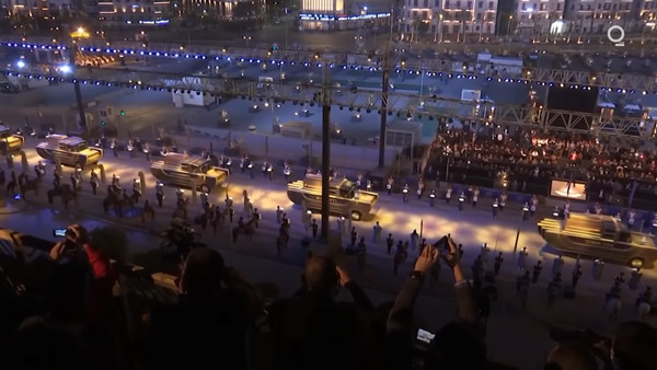 പ്രത്യേകം ക്രമീകരിച്ച ആധുനിക ട്രക്കുകളിൽ ഫറവോകളുടെ രാജകീയ യാത്ര 