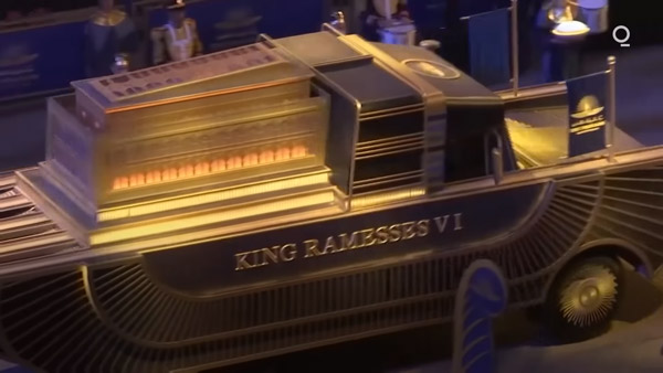 പ്രത്യേകം ക്രമീകരിച്ച ആധുനിക ട്രക്കുകളിൽ ഫറവോകളുടെ രാജകീയ യാത്ര 