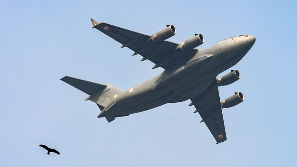 കൊവിഡ് പോരാട്ടത്തിൽ തിളങ്ങി ഇന്ത്യൻ വ്യോമസേന; അവശ്യ സ്ഥലങ്ങളിൽ ഓക്സിജൻ ട്രക്കുകൾ പറന്നെത്തും