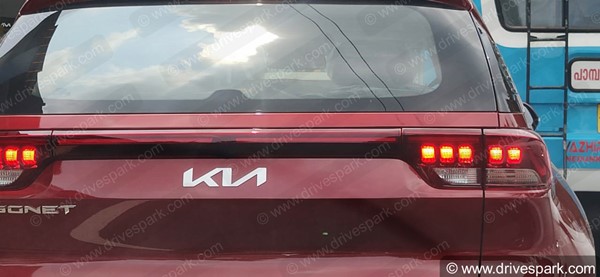 പുറത്തിറങ്ങും മുമ്പ് പുത്തൻ ലോഗോയുമായി ക്യാമറയിൽ കുടുങ്ങി 2021 കിയ സോനെറ്റ്