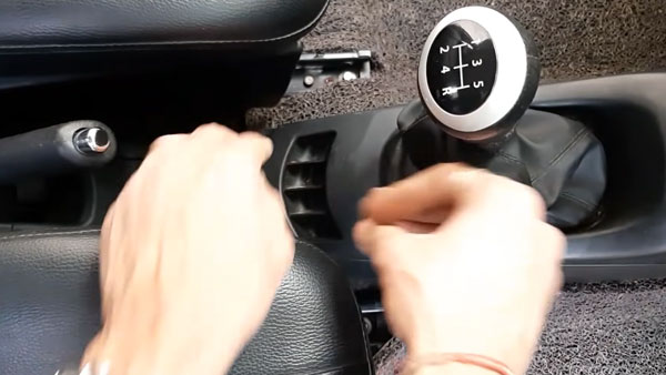 പുറകിൽ അത്ര തണുപ്പ് പോര? വെറും 80 രൂപ ചെലവിൽ പിൻ എസി വെന്റ് സജ്ജമാക്കാം; വീഡിയോ