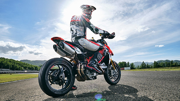 2022 ഹൈപ്പർ‌മോട്ടാർഡ് 950 ശ്രേണി അവതരിപ്പിച്ച് ഡ്യുക്കാട്ടി