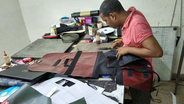 പഴയ വാഹനങ്ങളില്‍ നിന്ന് മനോഹരമായ ബാഗുകള്‍; പരിചയപ്പെടാം ഗൗതം മാലിക്കിനെ