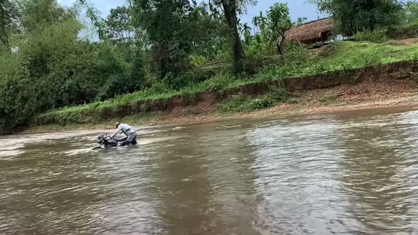 നദി മുറിച്ച് കടന്ന് മഹീന്ദ്ര XUV300; വീഡിയോ വൈറല്‍