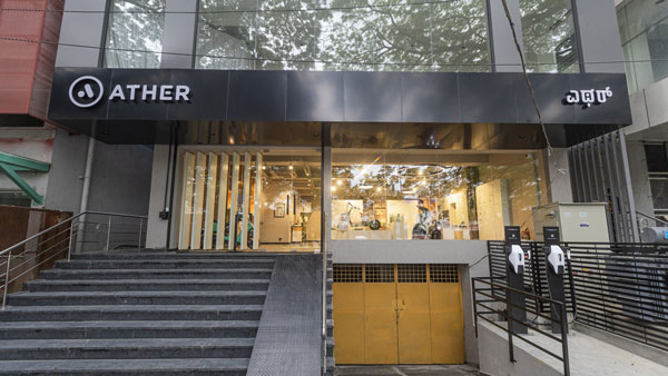 ഇലക്ട്രിക് സ്‌കൂട്ടറിന് ഡിമാന്‍ഡ് വര്‍ധിച്ചു; പുതിയ എക്‌സ്പീരിയന്‍സ് കേന്ദ്രം തുറന്ന് ഏഥര്‍