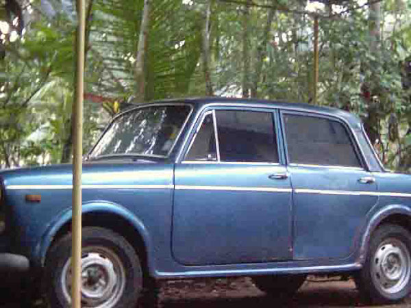 കേരളത്തിൽ അംബാസഡർ വിൽപനയ്ക്ക് പ്രീമിയർ നൽകിയ വൻ പ്രഹരം; പദ്മിനി എയർലിഫ്റ്റ് ചരിത്രം