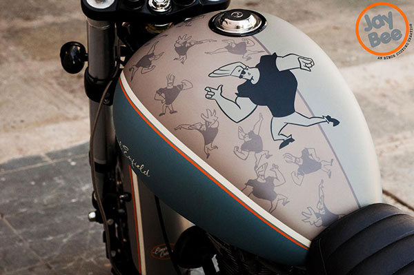 അമ്പോ അടിപൊളി! ജോണി ബ്രാവോ സ്റ്റൈലിൽ മോഡ്ഫൈ ചെയ്‌ത തണ്ടർബേർഡ് 350 'ജെയ് ബീ'